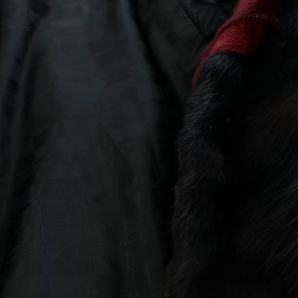 RED AND BLACK FOX FUR COAT - Picture 6 of 7